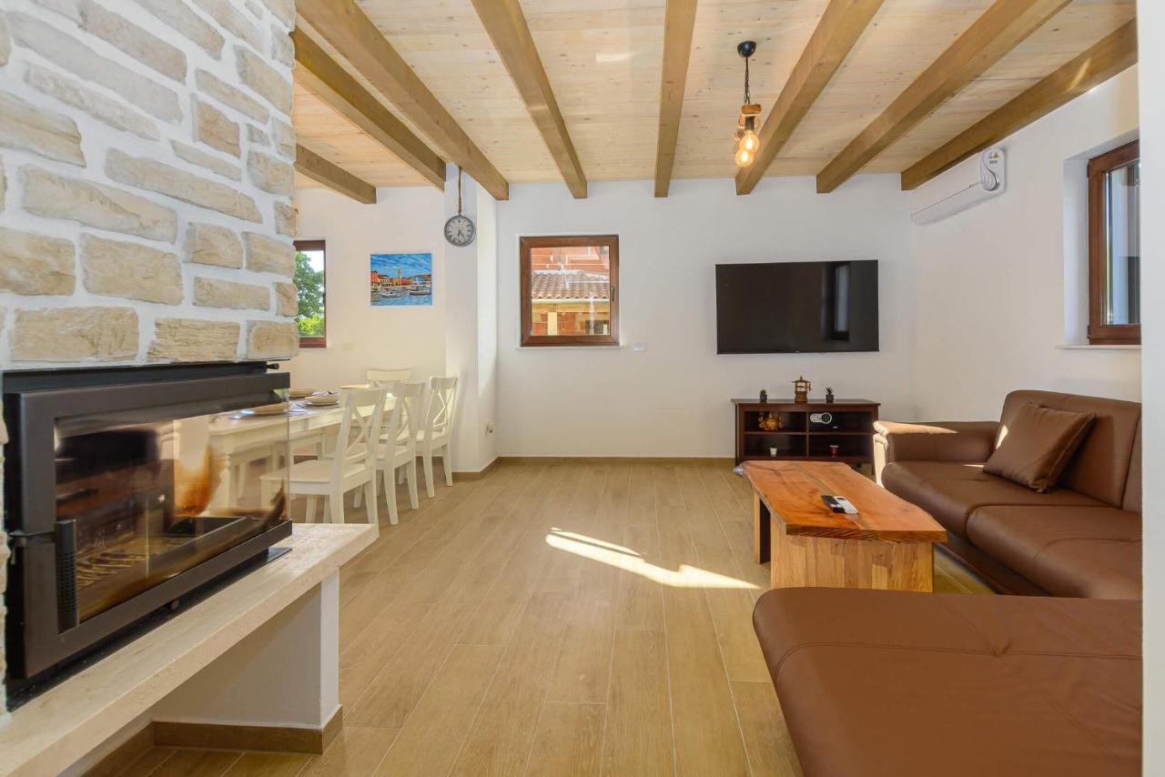 Villa David - Luxurious Secluded Villa With A Heated Pool Butkovići Extérieur photo
