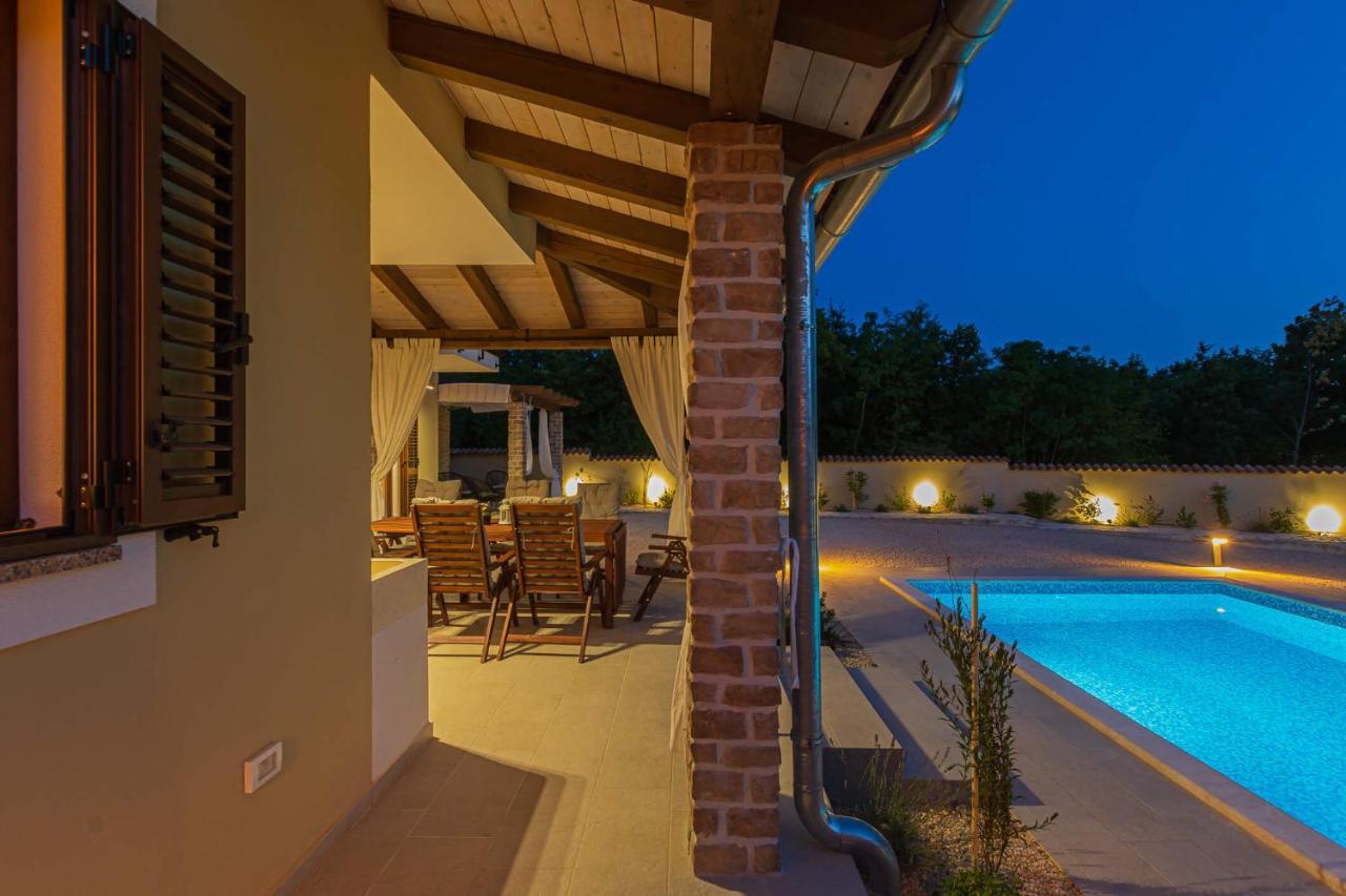 Villa David - Luxurious Secluded Villa With A Heated Pool Butkovići Extérieur photo